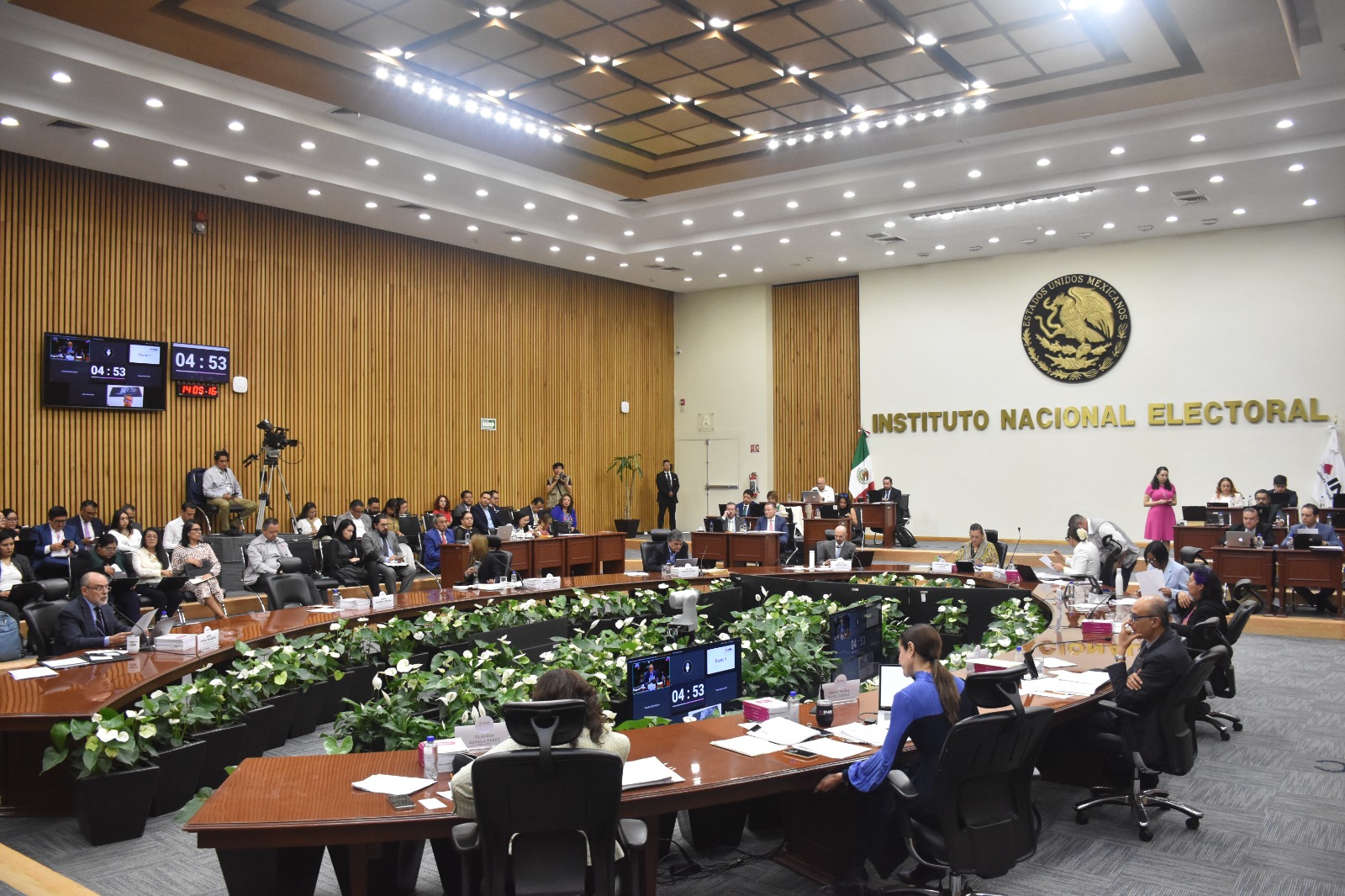 Salón de sesiones con la participación de las personas Consejeras Electorales.