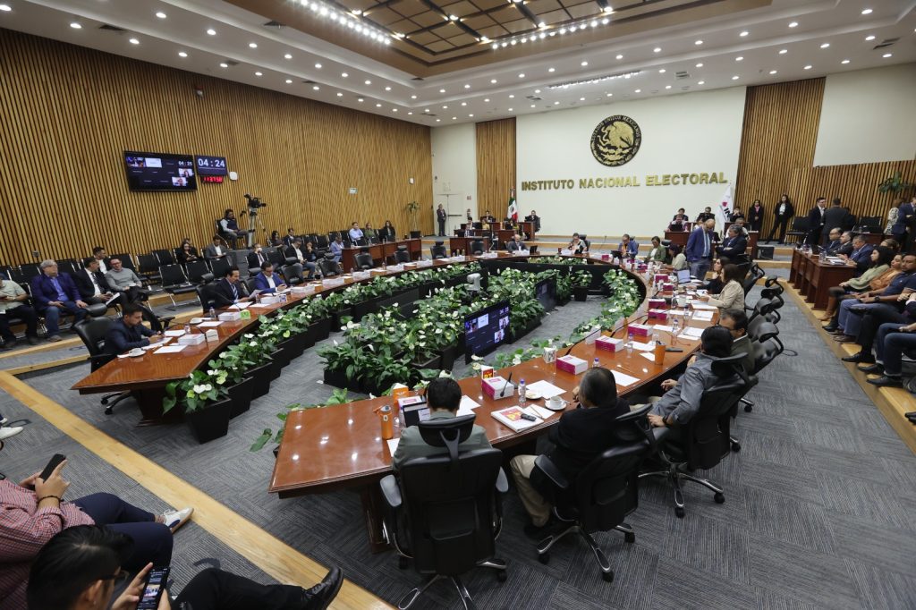 Salón de sesiones con la participación de las personas Consejeras Electorales y los representantes de partidos políticos