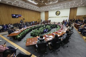 Salón de sesiones con la participación de las personas Consejeras Electorales y los representantes de partidos políticos