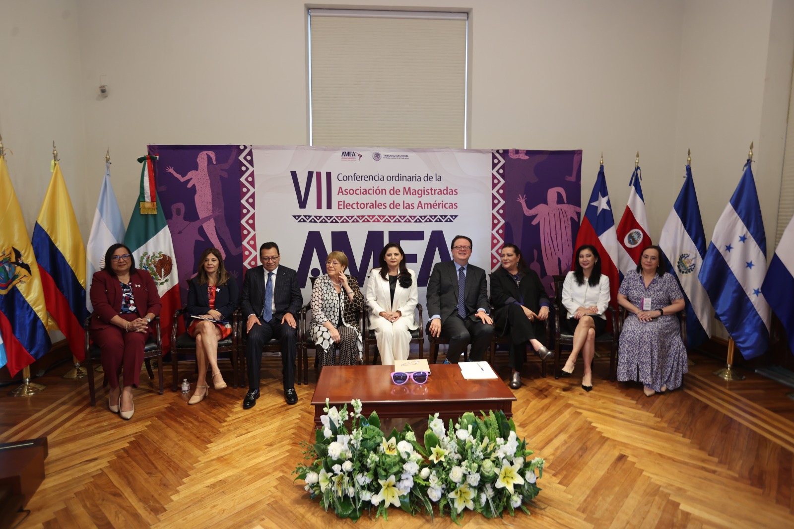 Personas participantes y público asistente al evento sentados en el auditorio.