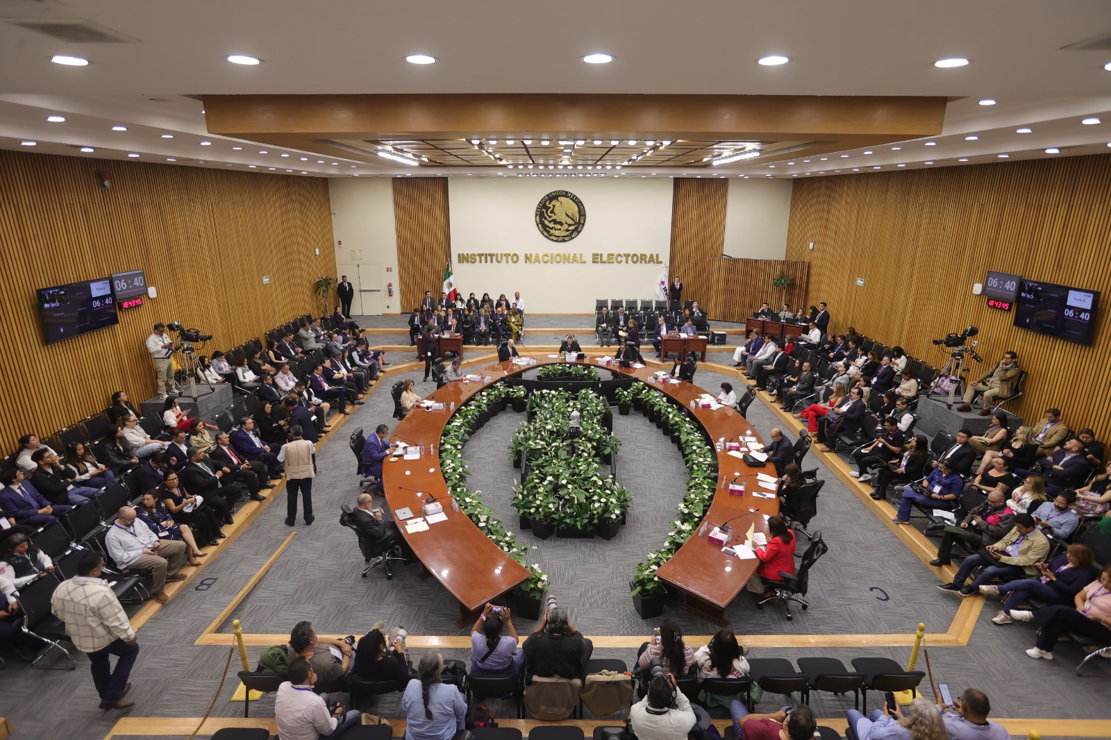Salón de sesiones con la participación de las personas Consejeras Electorales.