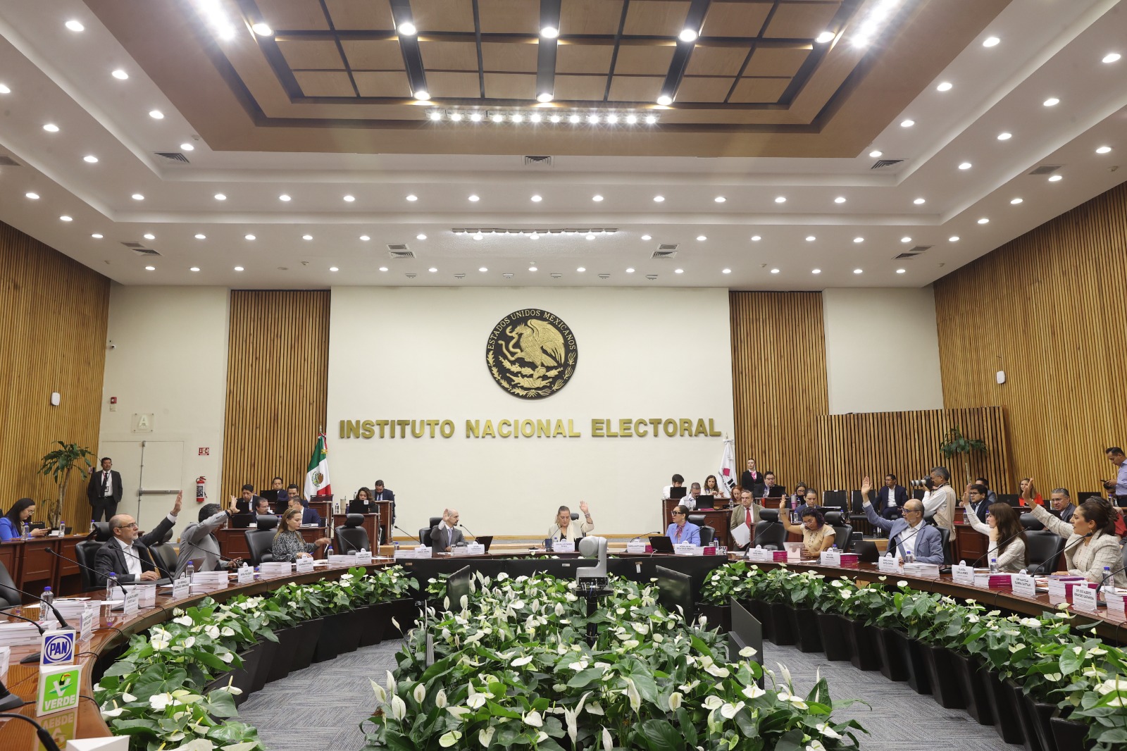Salón de sesiones con la participación de las personas Consejeras Electorales.