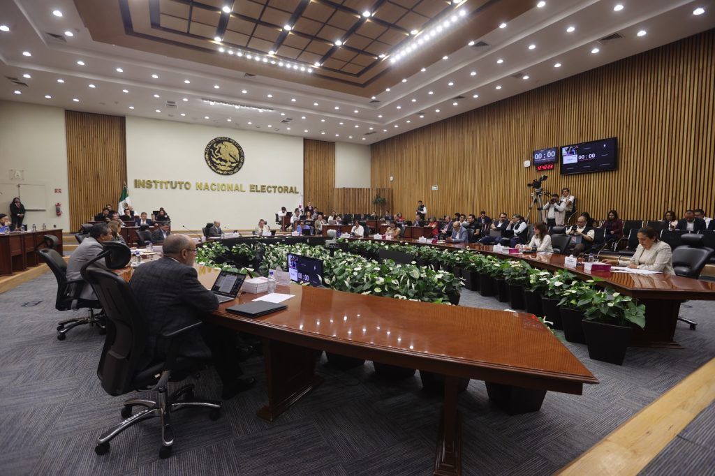 Salón de sesiones con la participación de las personas Consejeras Electorales.