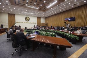 Salón de sesiones con la participación de las personas Consejeras Electorales.