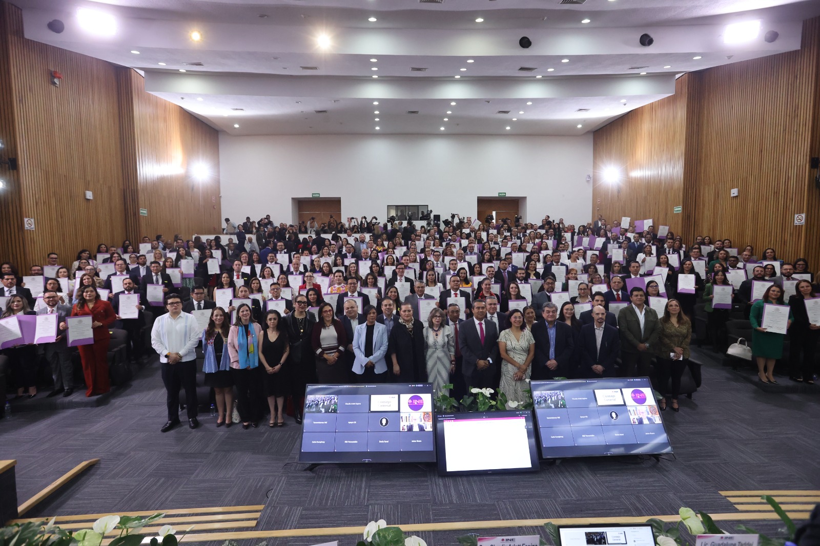 Imagen abierta en el auditorio del instituto con Consejeros Electorales y las personas electas para Magistrados y Jueces.