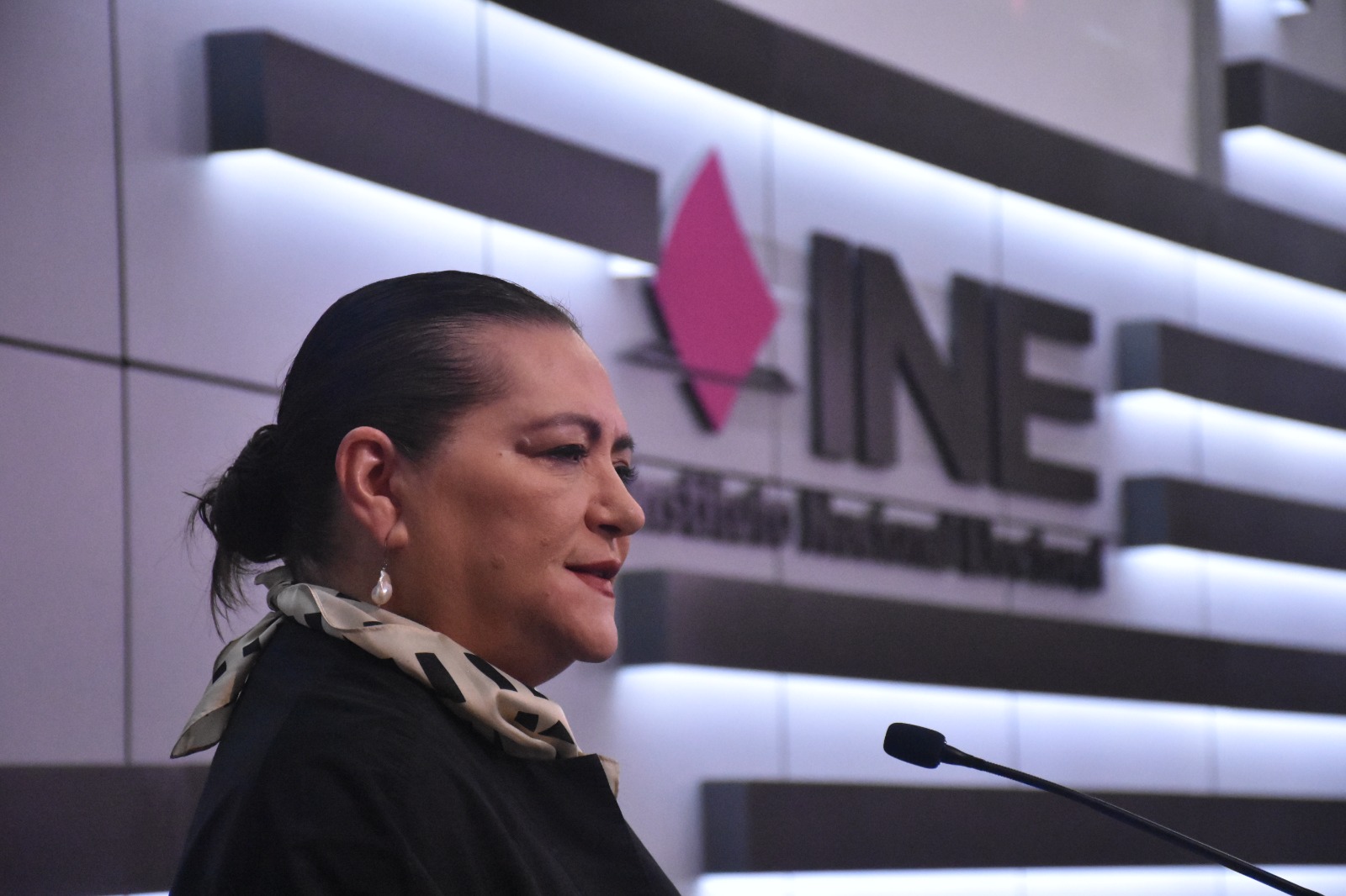 Guadalupe Taddei Zavala, Consejera Presidenta en el pódium del auditorio.