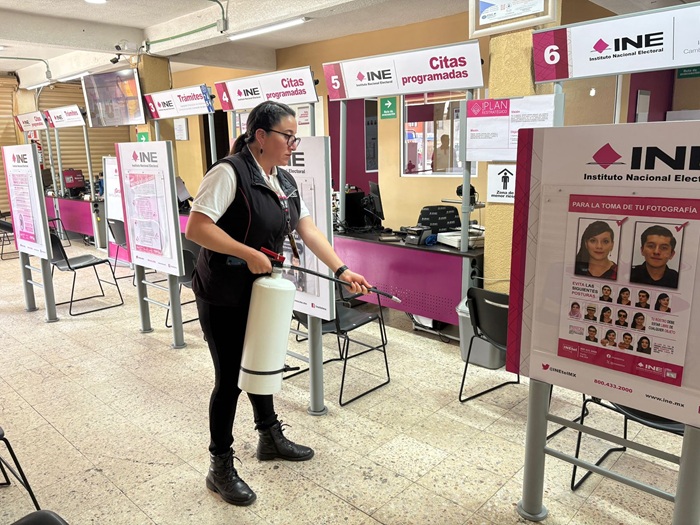 Mujer con extintor en mano