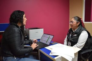 mujeres conversando de frente