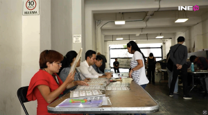 Funcionariado de casilla, contando boletas elelctorales