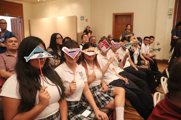 adolescentes sentados con antifaces