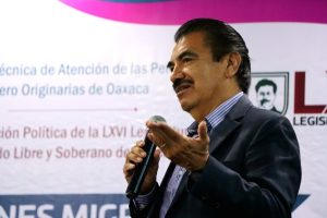 hombre tez morena cabello negro y bigote hablando a través de un micrófono