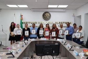 personas de pie sosteniendo cada uno, un reconocimiento