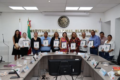 personas de pie sosteniendo cada uno, un reconocimiento