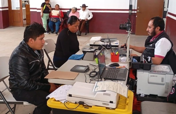 dos personas tramitando credenciales para votar en Tlaxcala