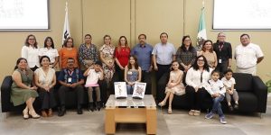 personas adultas y menores de edad posando para la fotografía