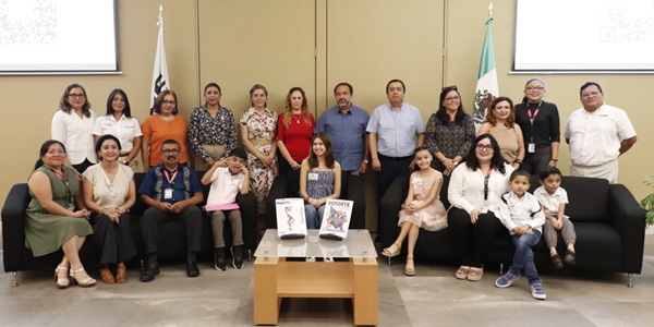 personas adultas y menores de edad posando para la fotografía