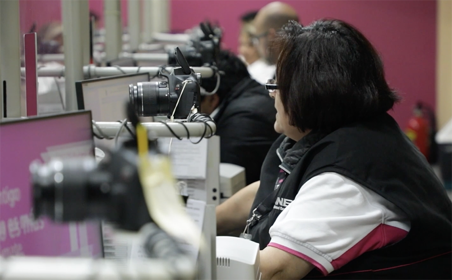 Toma de persona trabajadora del INE en el módulo de atención