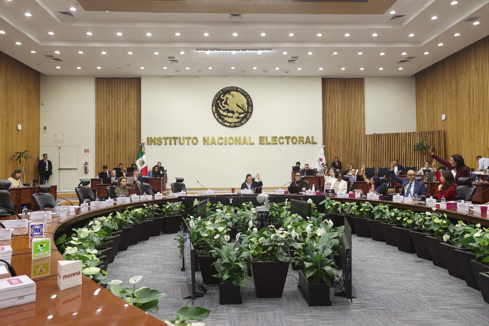 Salón de sesiones con la participación de las personas Consejeras Electorales y representantes de los partidos políticos.