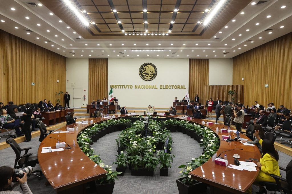 Salón de sesiones con la participación de las personas Consejeras Electorales.