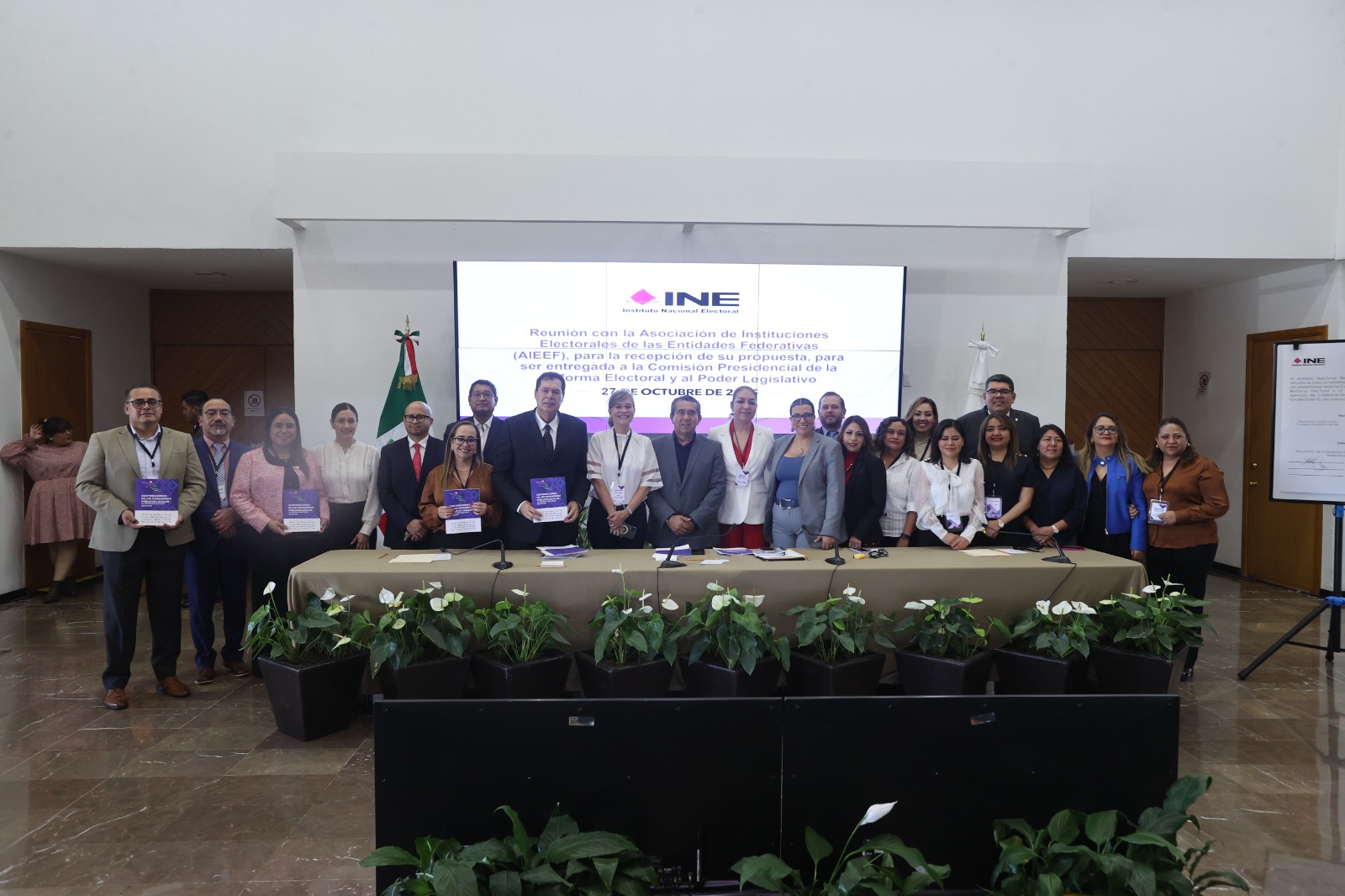 Participantes paradas en el estrado posando para la foto.