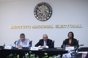 Persona participantes sentadas en el salón durante su participación en el evento.
