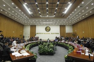 Salón de sesiones con la participación de las personas Consejeras Electorales y representantes de los partidos políticos.