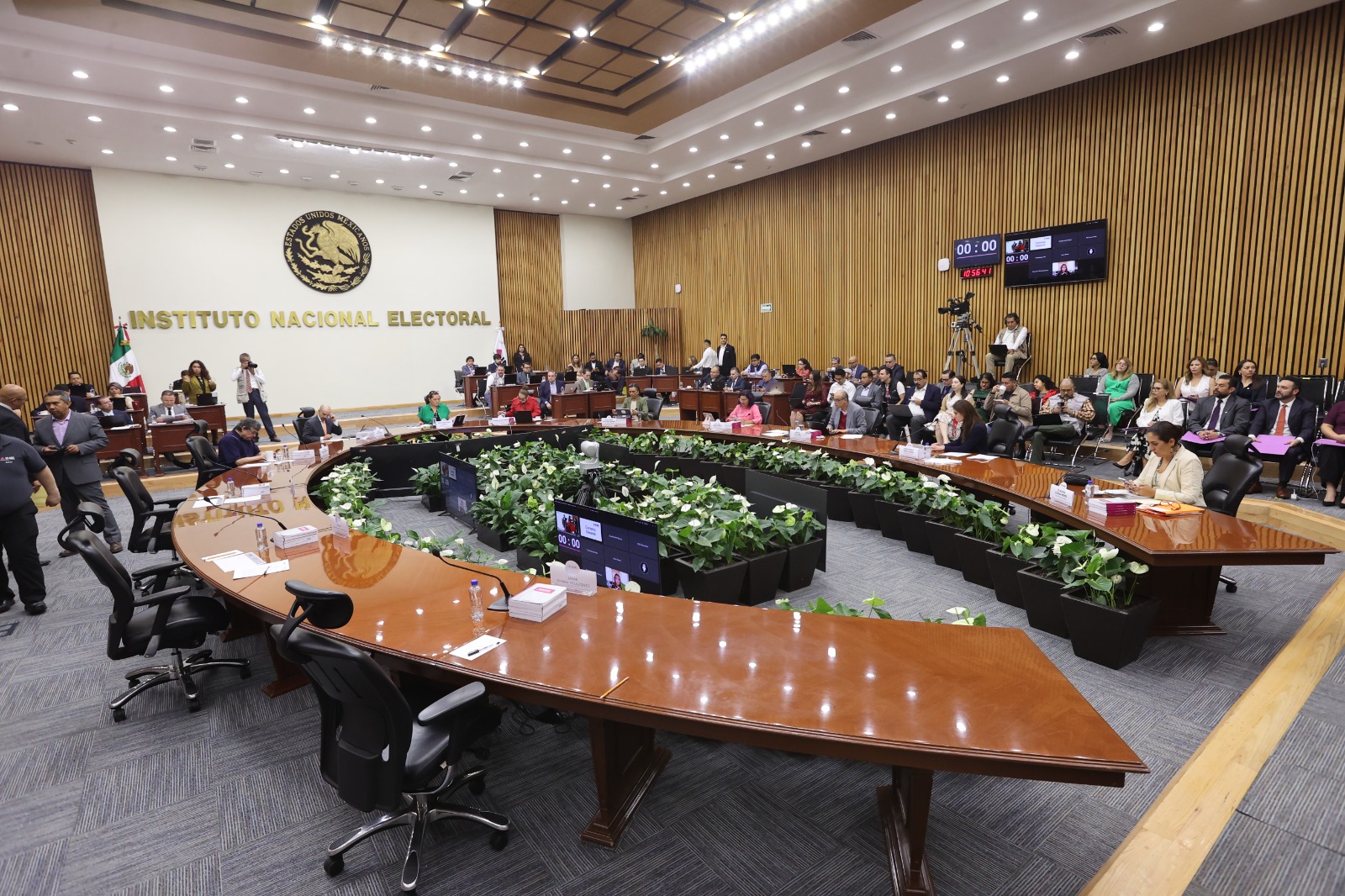 Salón de sesiones con la participación de las personas Consejeras Electorales.