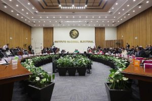 Salón de sesiones con la participación de las personas Consejeras Electorales y los representantes de los partidos políticos.