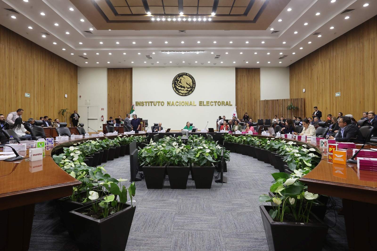 Salón de sesiones con la participación de las personas Consejeras Electorales y los representantes de los partidos políticos.