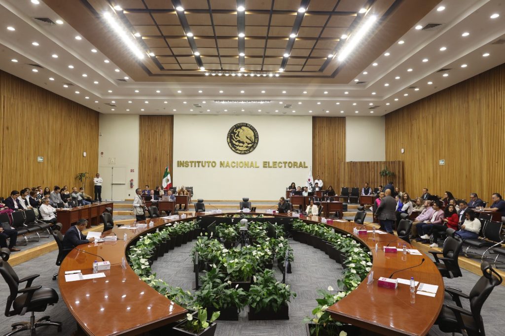 Salón de sesiones con la participación de las personas Consejeras Electorales.