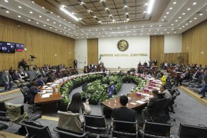 Salón de sesiones con la participación de las personas Consejeras Electorales y los representantes de los partidos políticos.