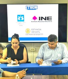 una mujer y un hombre firmando documentos