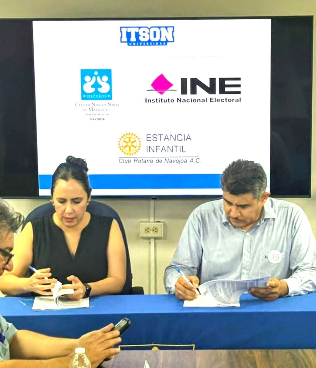 una mujer y un hombre firmando documentos