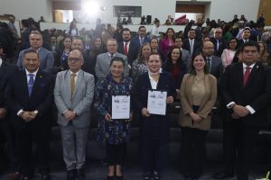 Toma de foto oficial en el auditorio.
