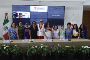 Participantes paradas en el estrado posando para la foto.