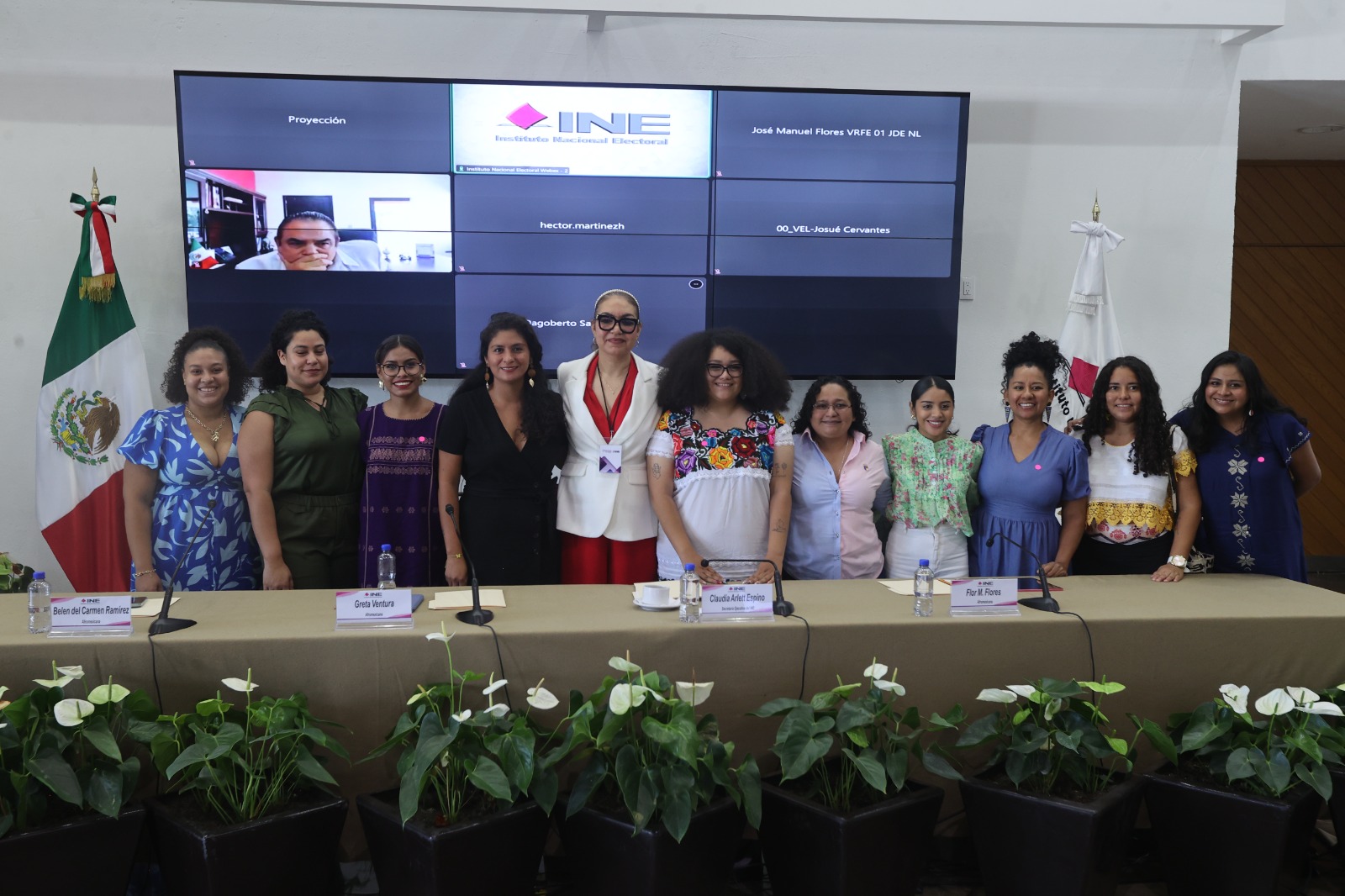 Participantes paradas en el estrado posando para la foto.