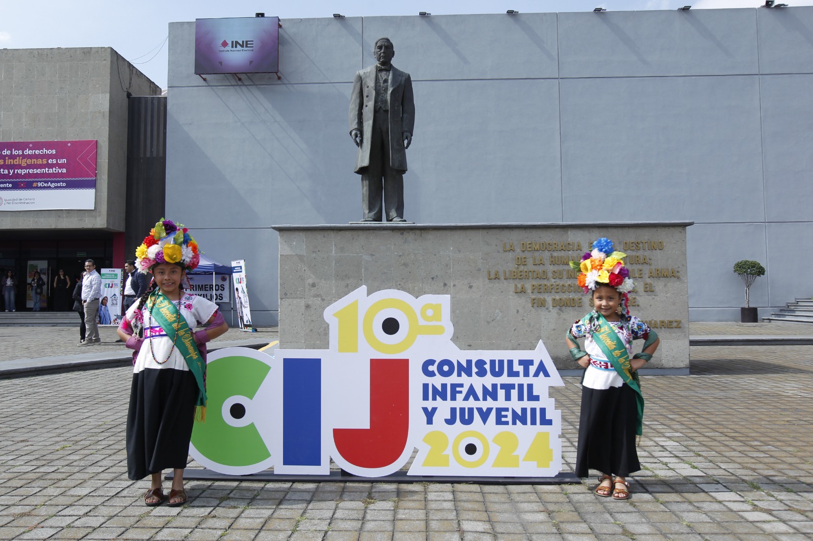 Niños participantes de la 10a Consulta Infantil y Juvenil 2024 con trajes típicos en la explanada del instituto.
