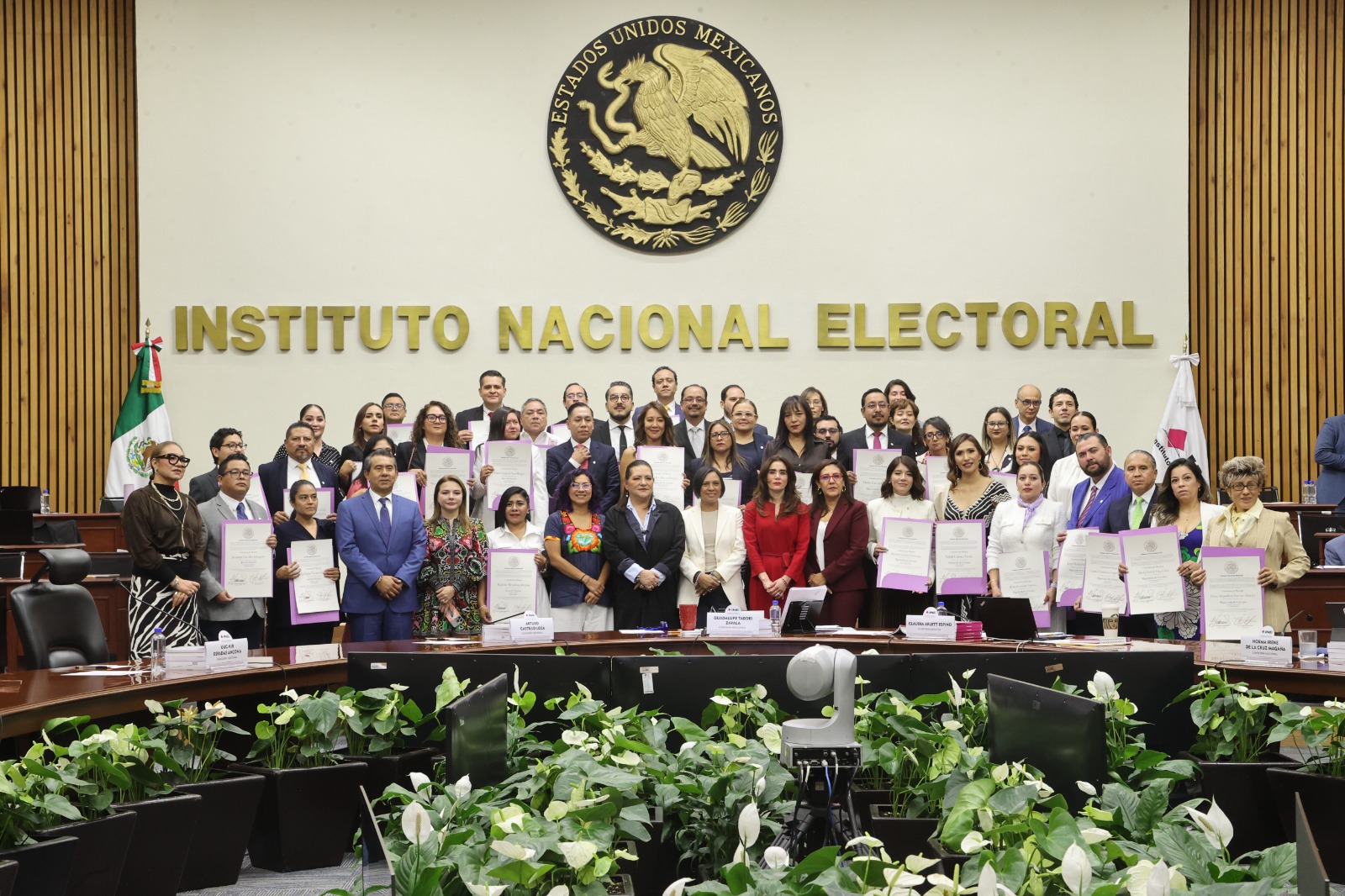 Foto oficial de quienes recibieron su constancia con las y los Consejeros Electorales