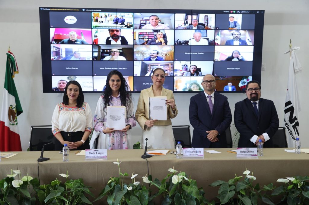 Participantes paradas en el estrado posando para la foto.