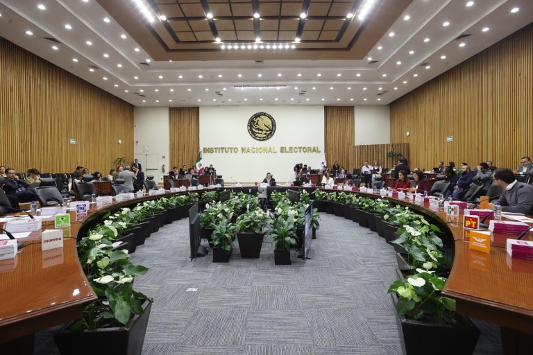 Salón de sesiones con la participación de las personas Consejeras Electorales y representantes de los partidos políticos.