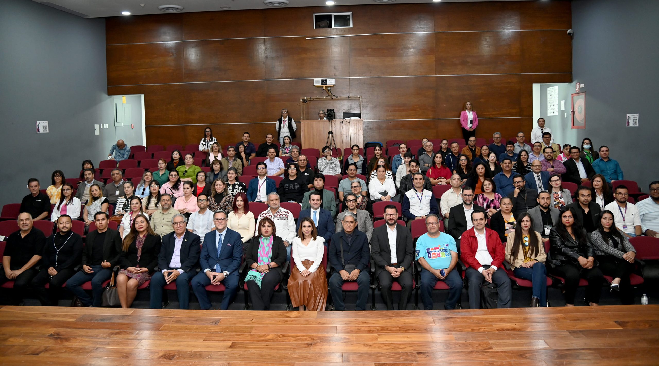 un auditorio con muchas personas sentadas