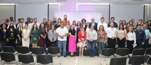 muchas personas de pie posando para la foto