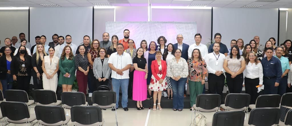 muchas personas de pie posando para la foto