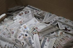 montón de credenciales con cortes a un costado