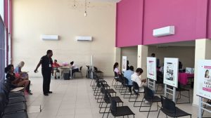 interior de una oficina color crema con rosa