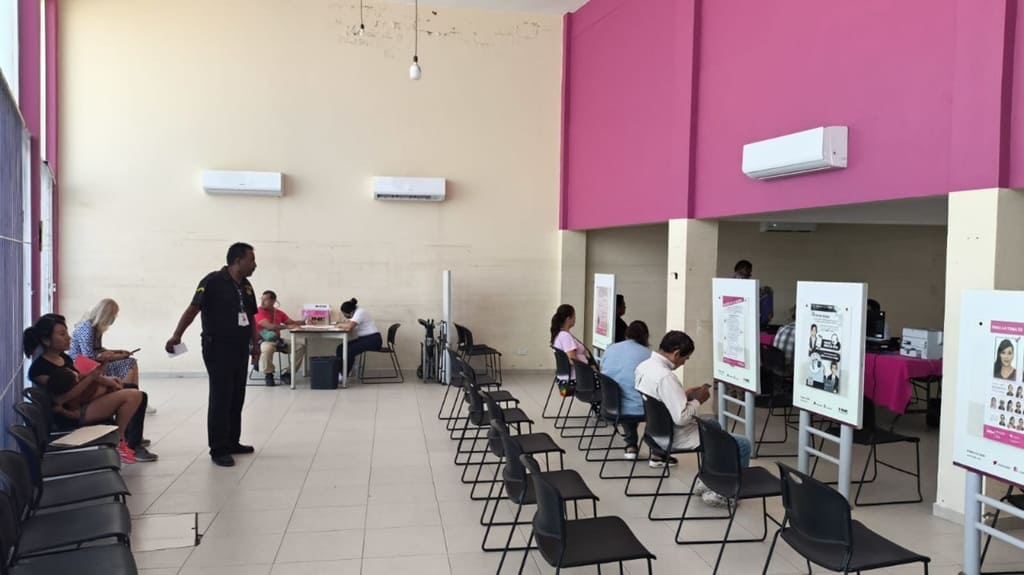 interior de una oficina color crema con rosa