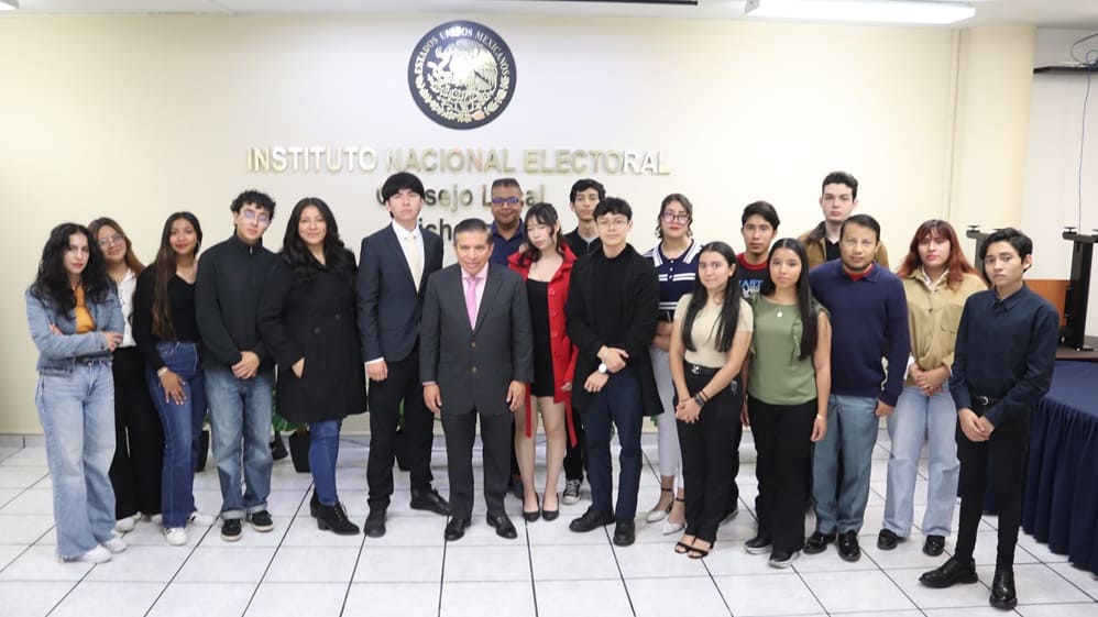 estudiantes de pie posando para la foto