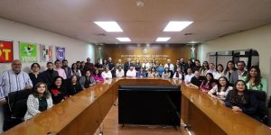 personas reunidas en un salón con mesas color café