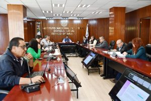 varias personas reunidas en un salón