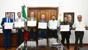 hombres de pie sosteniendo n documento